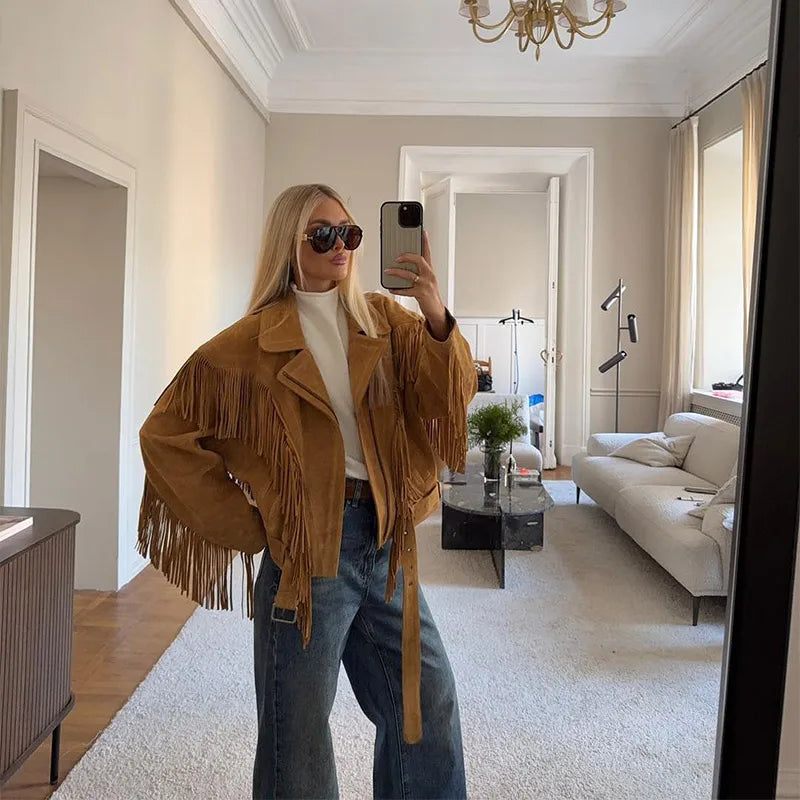 Giacca corta marrone con collo a revers e frange – stile boho retrò 2025