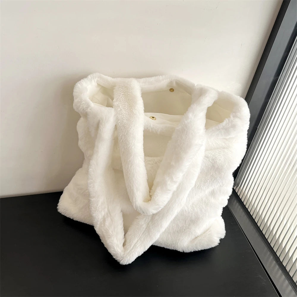 Underarm plush bag in faux fur – borsa inverno Tendenza Fuzzy Tote