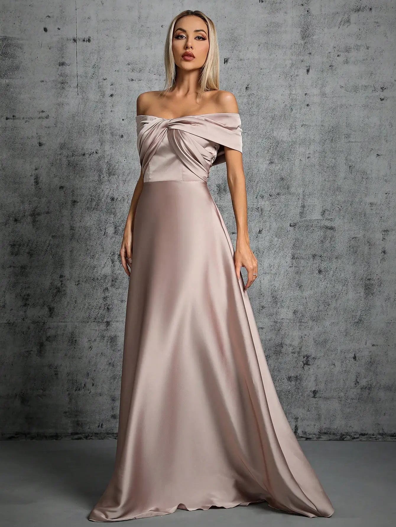 Abito Elegante Lungo in Satin con Plissé – Scollo Irregolare e Look da Cerimonia