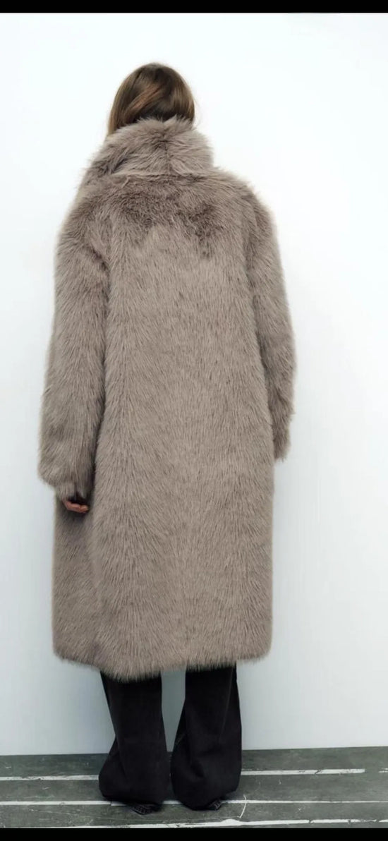 Cappotto lungo donna in pelo sintetico – pelliccia finta morbida, over-fit e lussuoso per inverno 2025