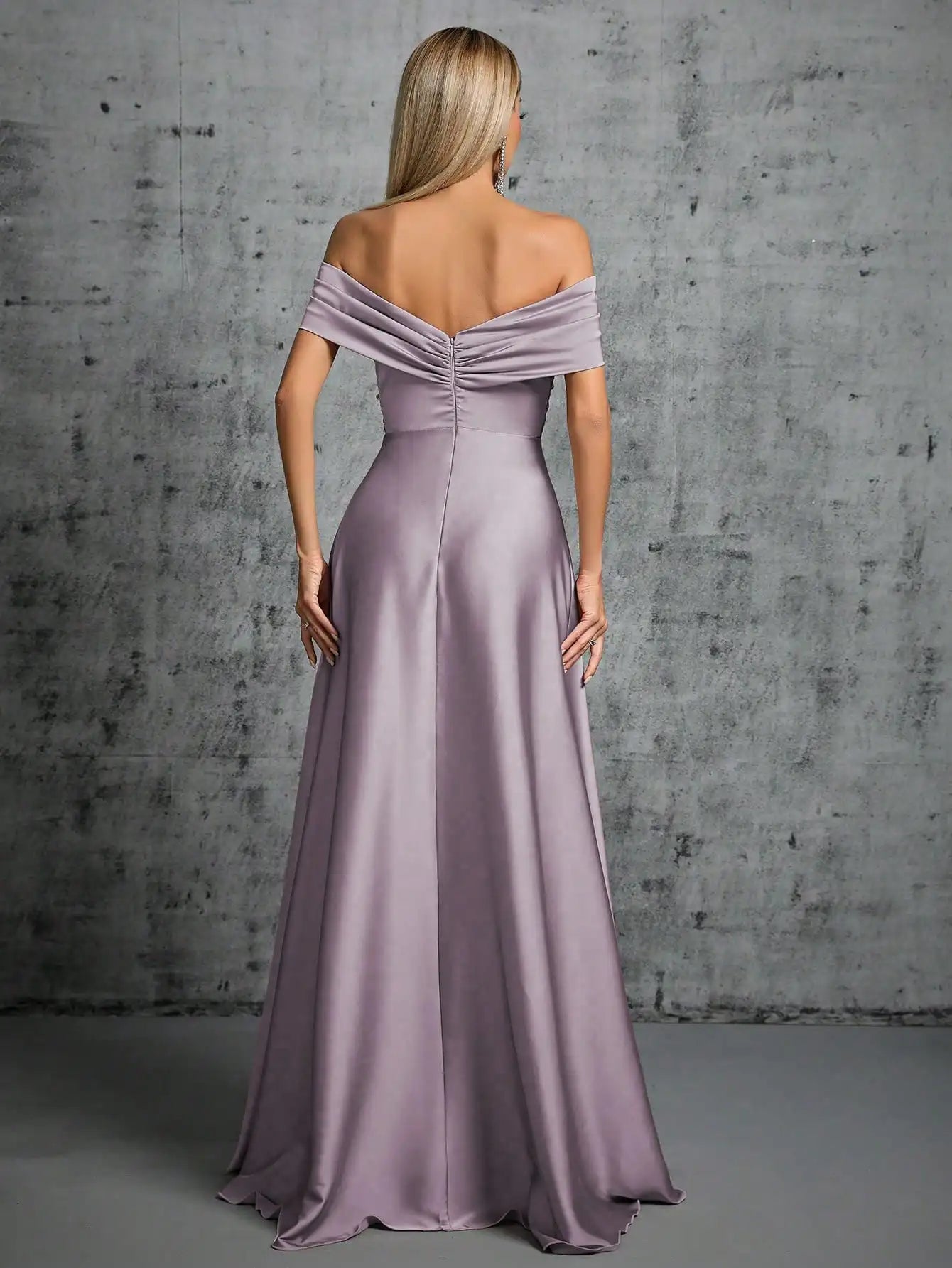 Abito Elegante Lungo in Satin con Plissé – Scollo Irregolare e Look da Cerimonia