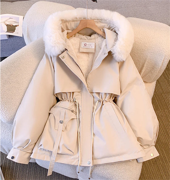 Giacca imbottita donna con cappuccio e coulisse – parka “K-style” autunno/inverno 2025, zip frontale, street casual