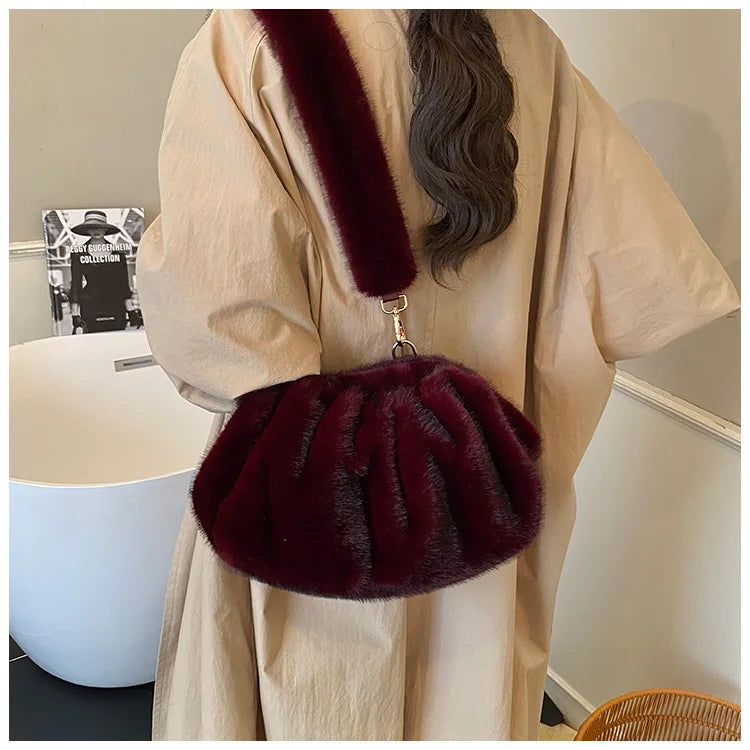 Borsa Crossbody Fluffy Cloud in Ecopelliccia – Clutch Imbottita d’Inverno per Donna, Versatile e Morbida