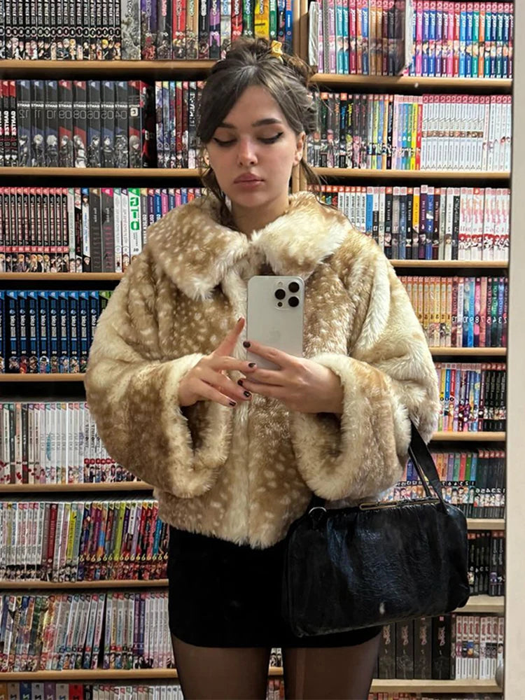 Giacca corta in pelliccia sintetica con stampa leopardata e colletto a revers – giacca donna chic per l'inverno 2025
