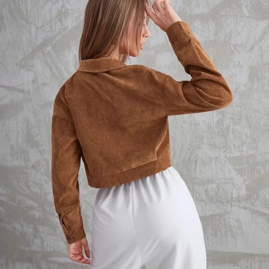 Giacca corta donna in velluto a coste 2025 – maniche a lanterna, collo a rever e chiusura a bottone, perfetta per autunno/inverno