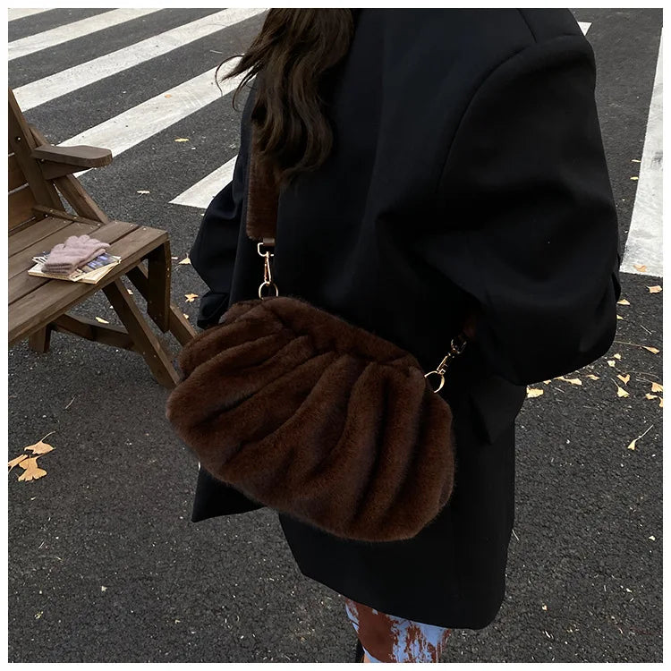 Borsa Crossbody Fluffy Cloud in Ecopelliccia – Clutch Imbottita d’Inverno per Donna, Versatile e Morbida