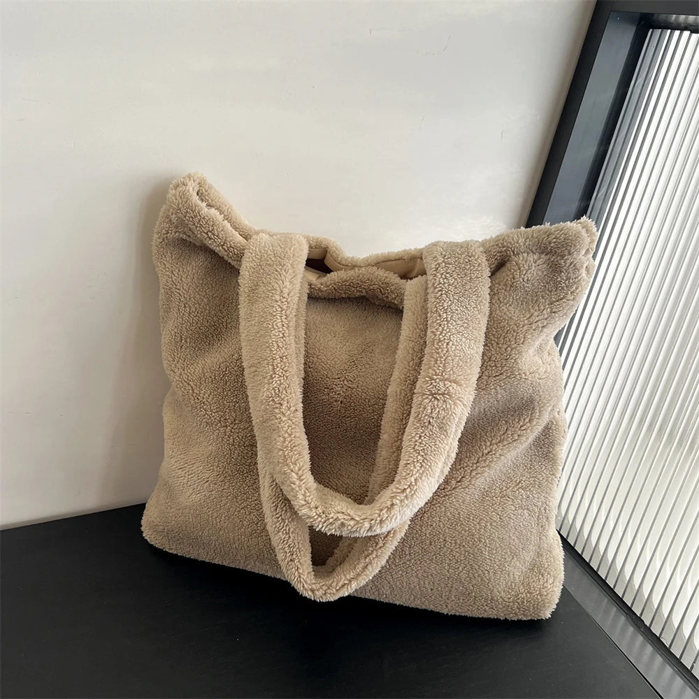 Underarm plush bag in faux fur – borsa inverno Tendenza Fuzzy Tote