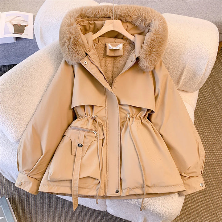 Giacca imbottita donna con cappuccio e coulisse – parka “K-style” autunno/inverno 2025, zip frontale, street casual