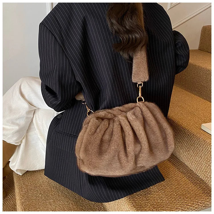 Borsa Crossbody Fluffy Cloud in Ecopelliccia – Clutch Imbottita d’Inverno per Donna, Versatile e Morbida