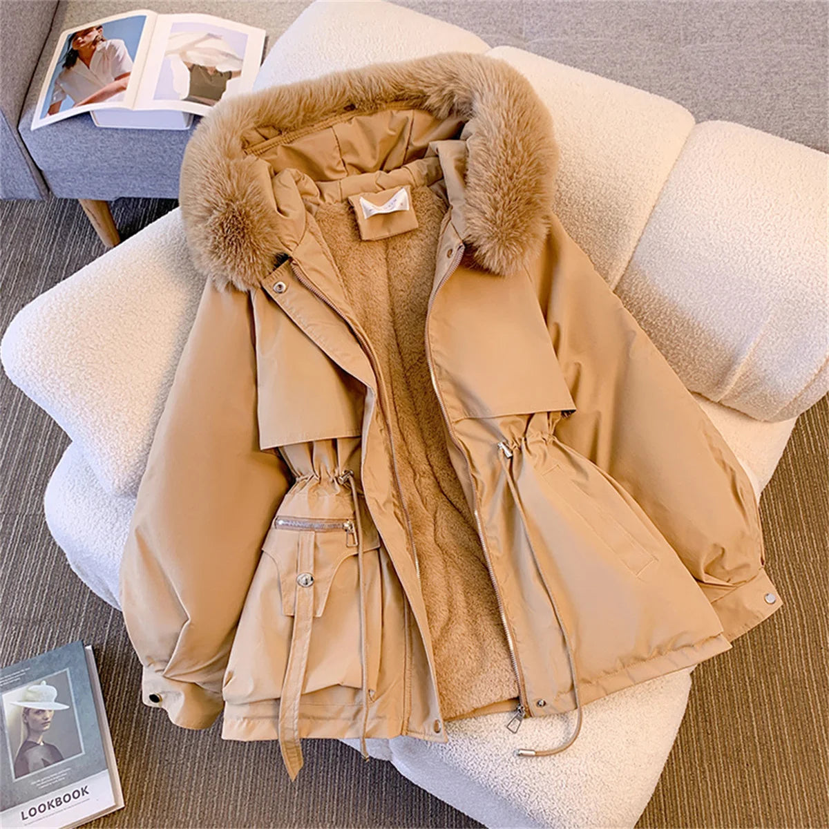 Giacca imbottita donna con cappuccio e coulisse – parka “K-style” autunno/inverno 2025, zip frontale, street casual