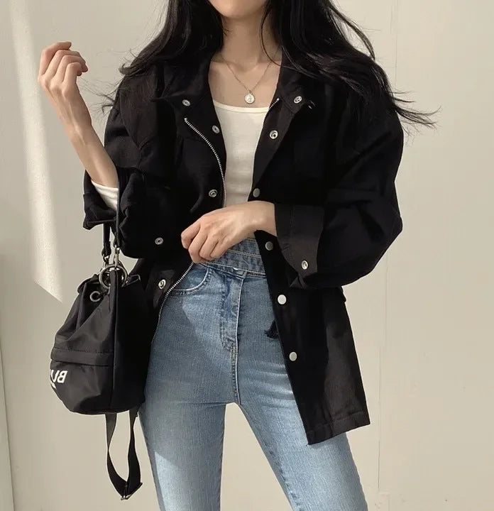Giacca utility donna retro ‒ jacket con coulisse in vita, tasche, look chic autunno 2025