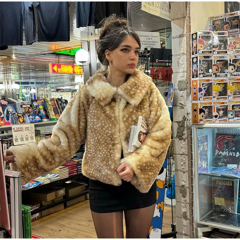 Giacca corta in pelliccia sintetica con stampa leopardata e colletto a revers – giacca donna chic per l'inverno 2025