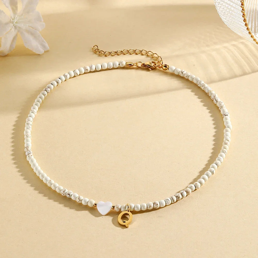 Choker boho con perline, cuore in conchiglia e iniziale in acciaio – collana personalizzata stile 2025