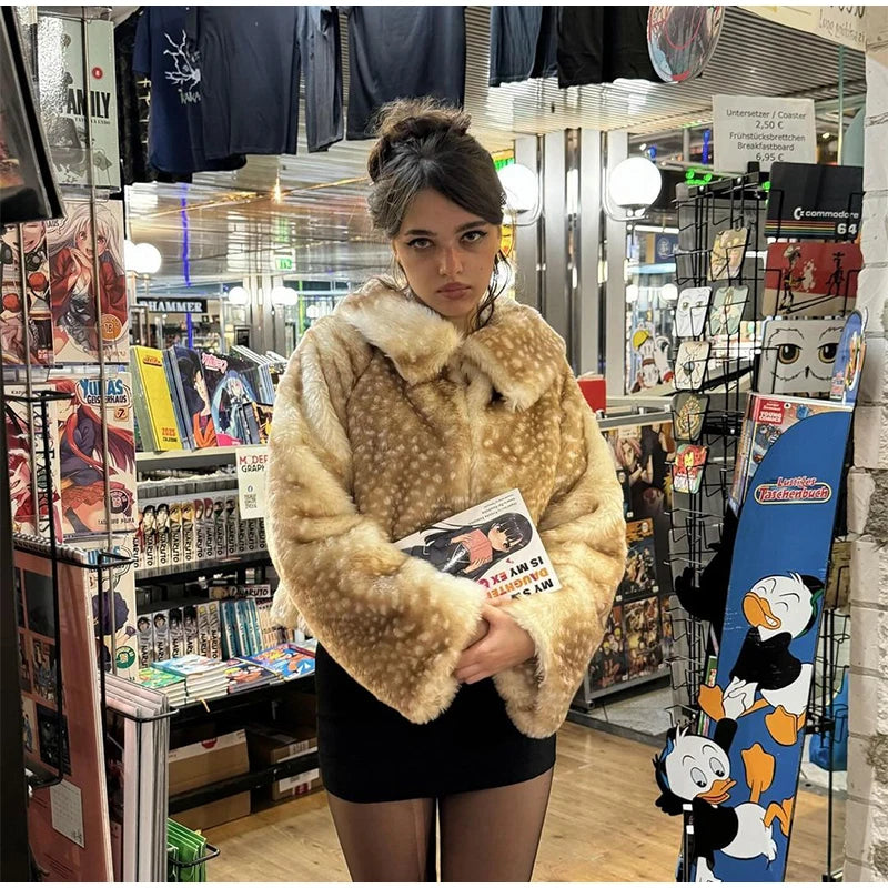 Giacca corta in pelliccia sintetica con stampa leopardata e colletto a revers – giacca donna chic per l'inverno 2025