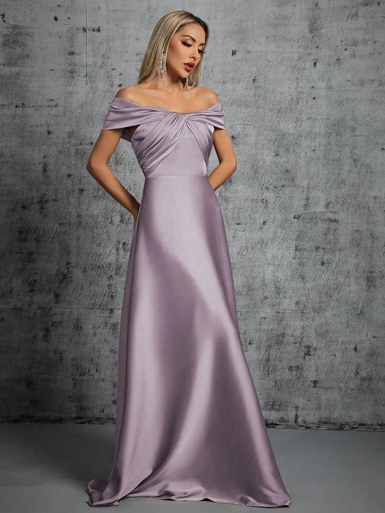 Abito Elegante Lungo in Satin con Plissé – Scollo Irregolare e Look da Cerimonia