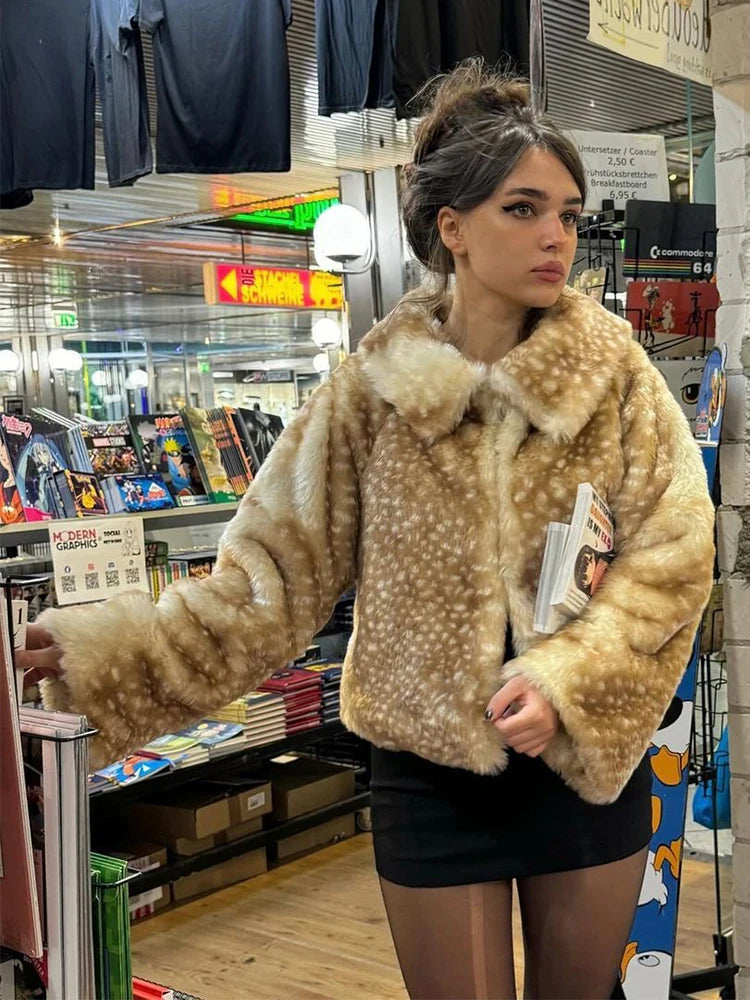 Giacca corta in pelliccia sintetica con stampa leopardata e colletto a revers – giacca donna chic per l'inverno 2025