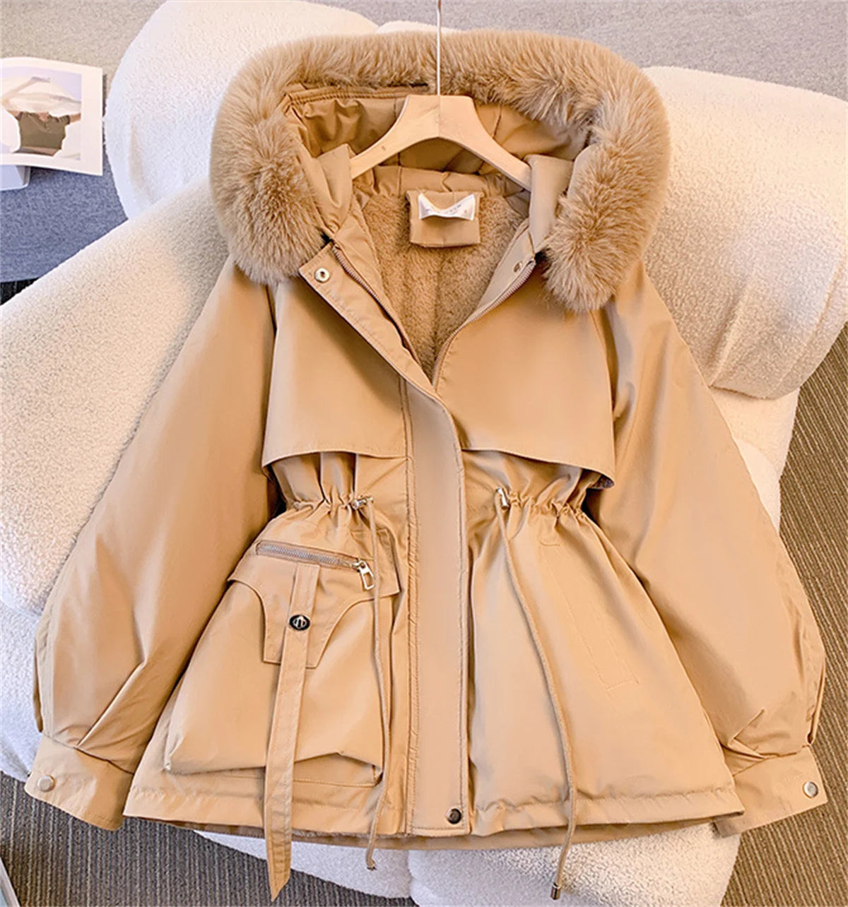 Giacca imbottita donna con cappuccio e coulisse – parka “K-style” autunno/inverno 2025, zip frontale, street casual