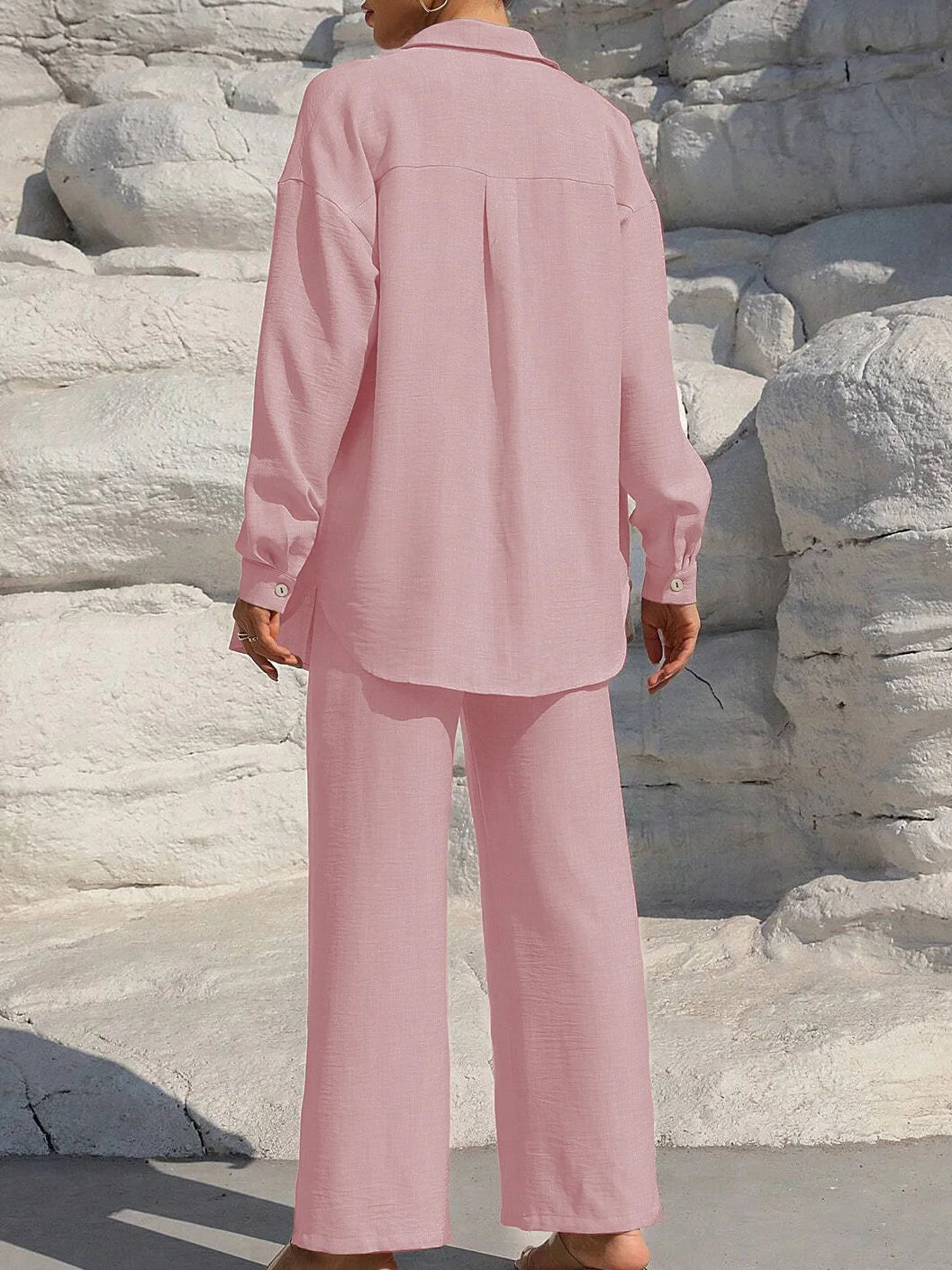 Set donna primavera–estate 2025 – camicia con bottoni e pantaloni wide-leg a vita alta