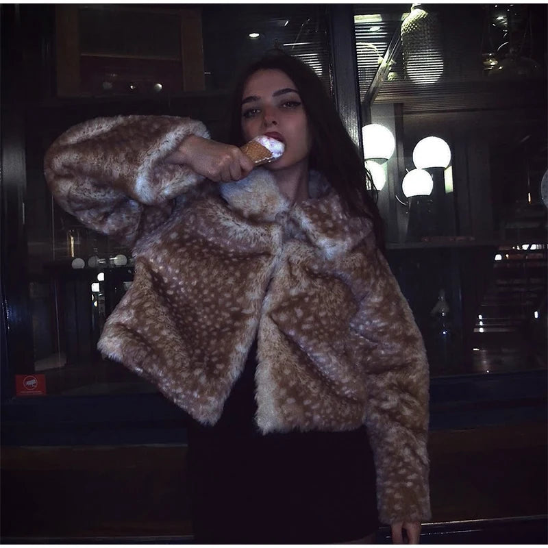 Giacca corta in pelliccia sintetica con stampa leopardata e colletto a revers – giacca donna chic per l'inverno 2025