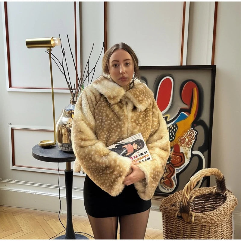 Giacca corta in pelliccia sintetica con stampa leopardata e colletto a revers – giacca donna chic per l'inverno 2025