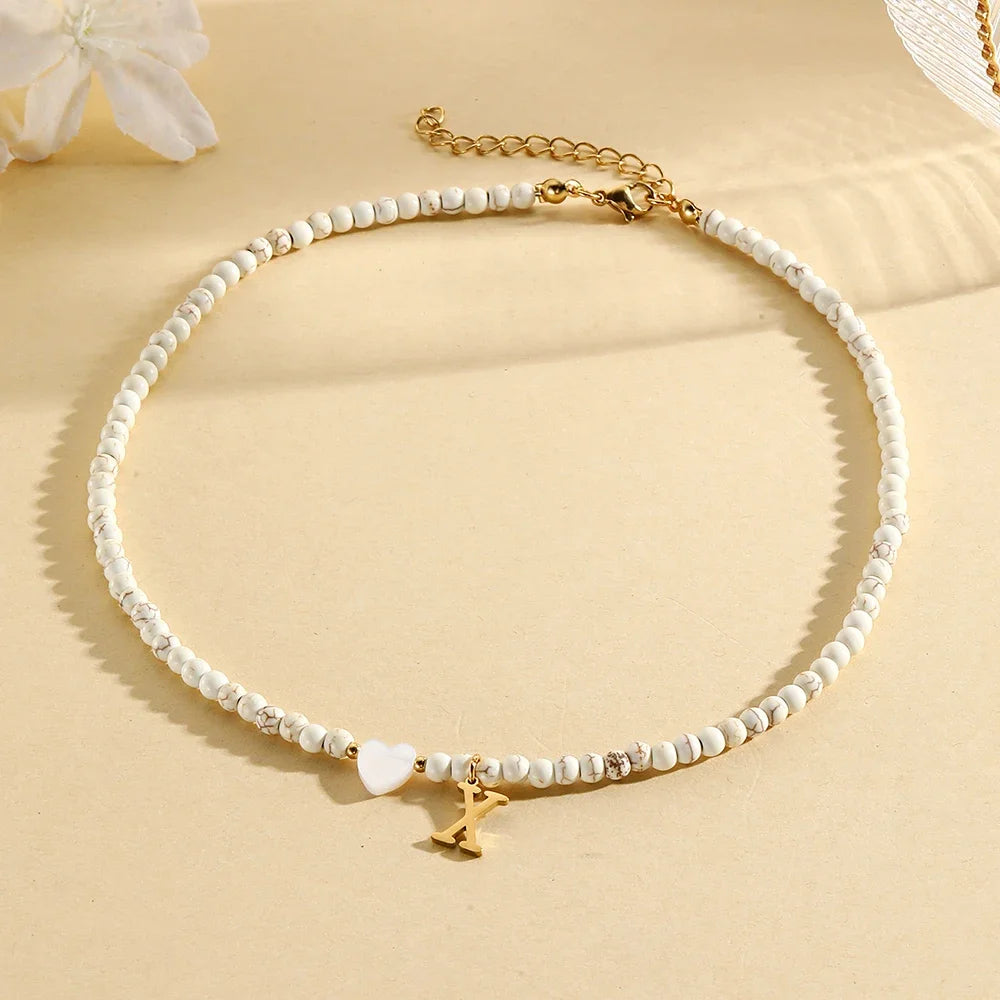 Choker boho con perline, cuore in conchiglia e iniziale in acciaio – collana personalizzata stile 2025