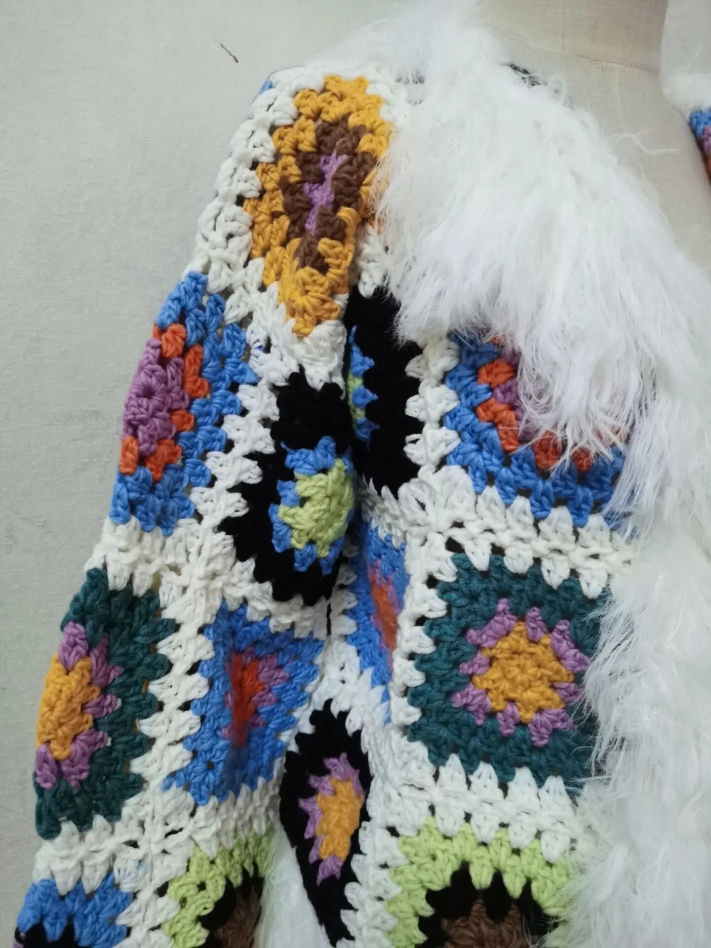 Cardigan lungo boho con frange e patchwork floreale – cardigan crochet con tasselli e texture shaggy dai colori vividi