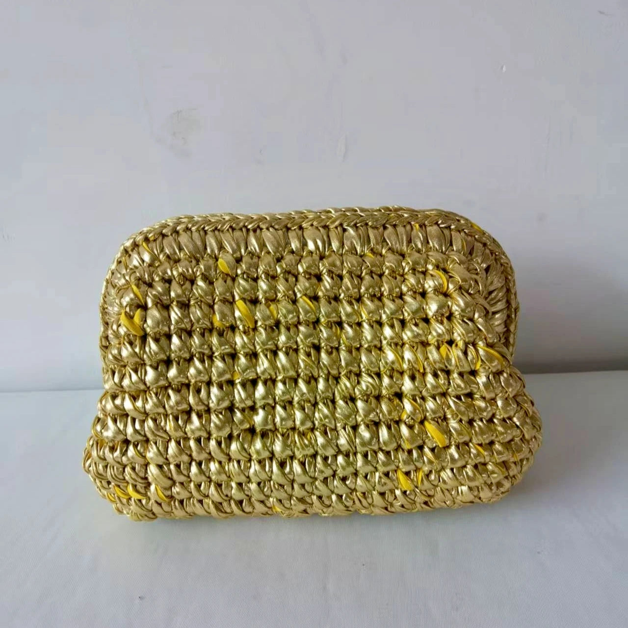 Clutch donna fatta a mano in crochet metallico – pochette elegante in filo metalizzato