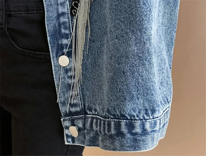 Giacca jeans con borchie, catenelle e frange donna – denim corto stile streetwear autunno/inverno 2025