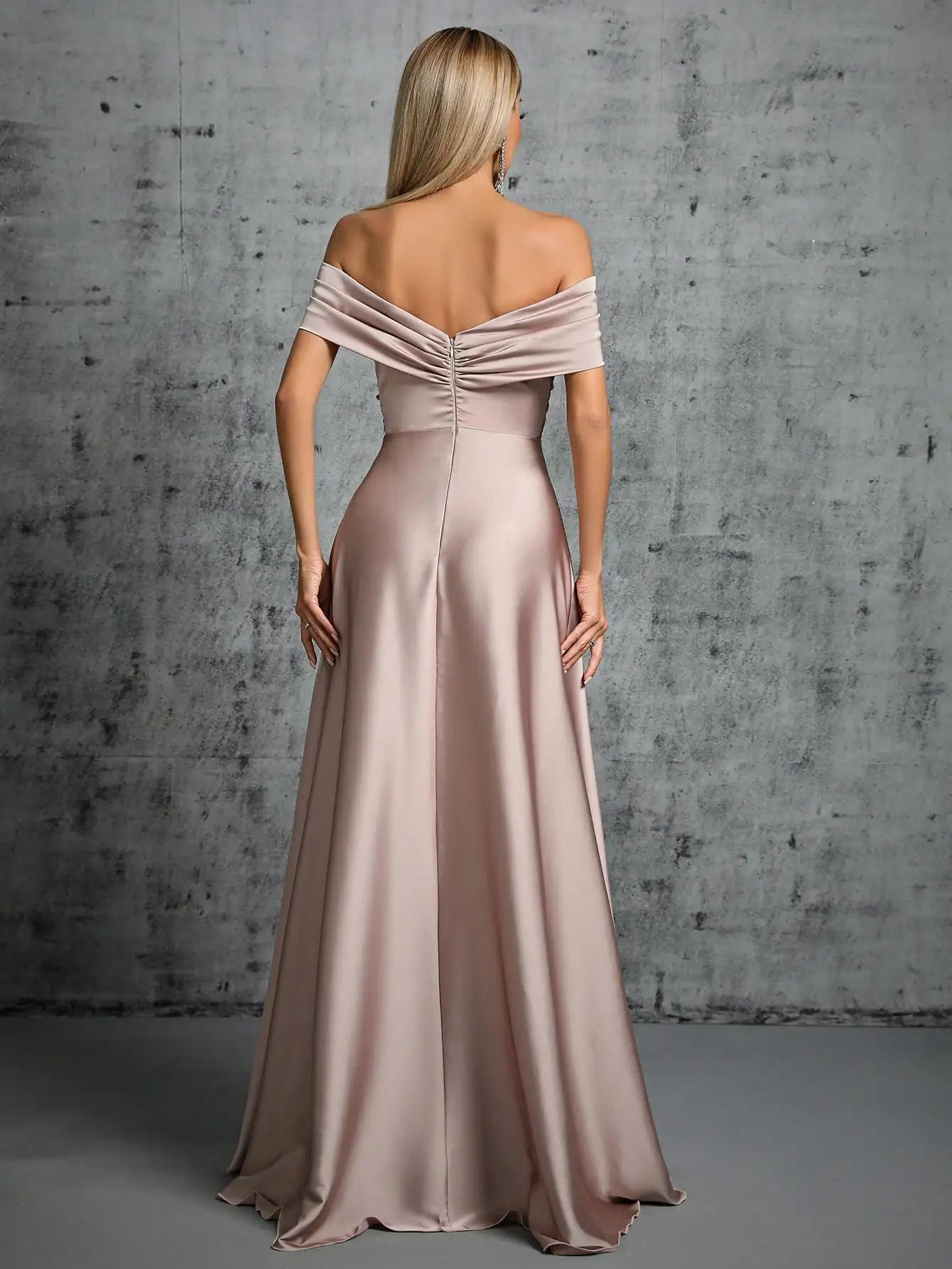 Abito Elegante Lungo in Satin con Plissé – Scollo Irregolare e Look da Cerimonia
