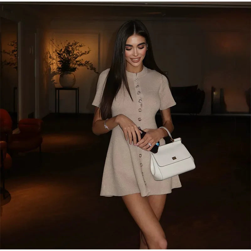 Abito mini plissettato con scollo scarf e spalle scoperte – Vestido estivo donna 2025