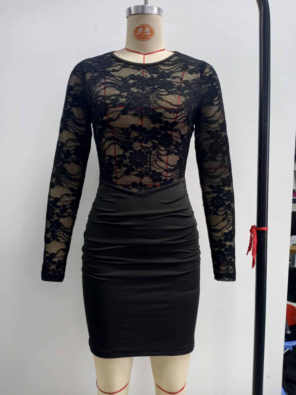 Vestito nero in pizzo aderente con maniche lunghe