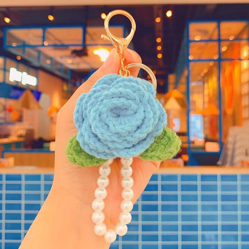 Portachiavi rosa all’uncinetto handmade – con perle e foglia crochet, charm elegante per borse e chiavi