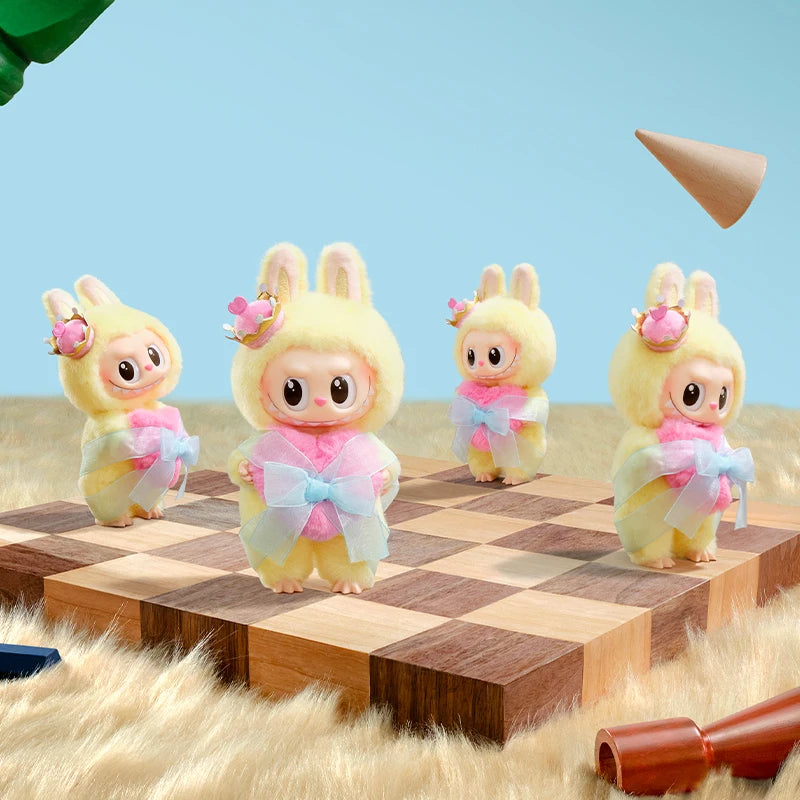 POP MART The Monsters Let’s Checkmate Vinyl Plush Hanging Card – Gadget da collezione, edizione limitata (2 pezzi max)