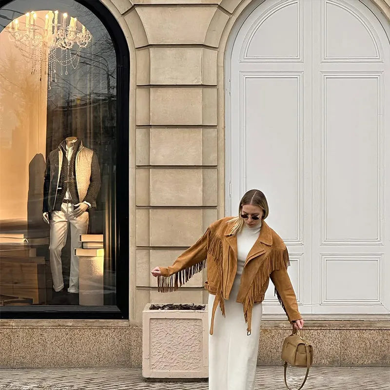 Giacca corta marrone con collo a revers e frange – stile boho retrò 2025
