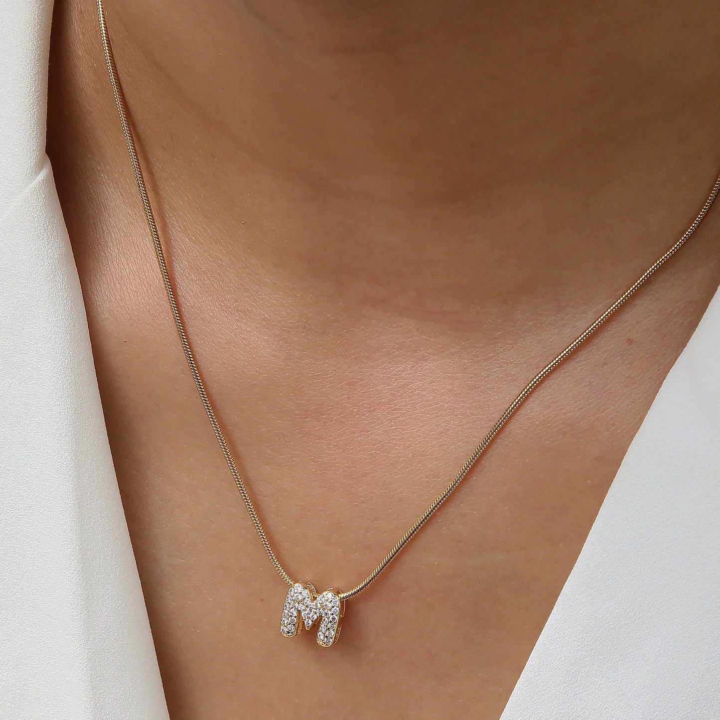 Collana iniziale personalizzabile A–Z con pavé di zirconi – acciaio, elegante