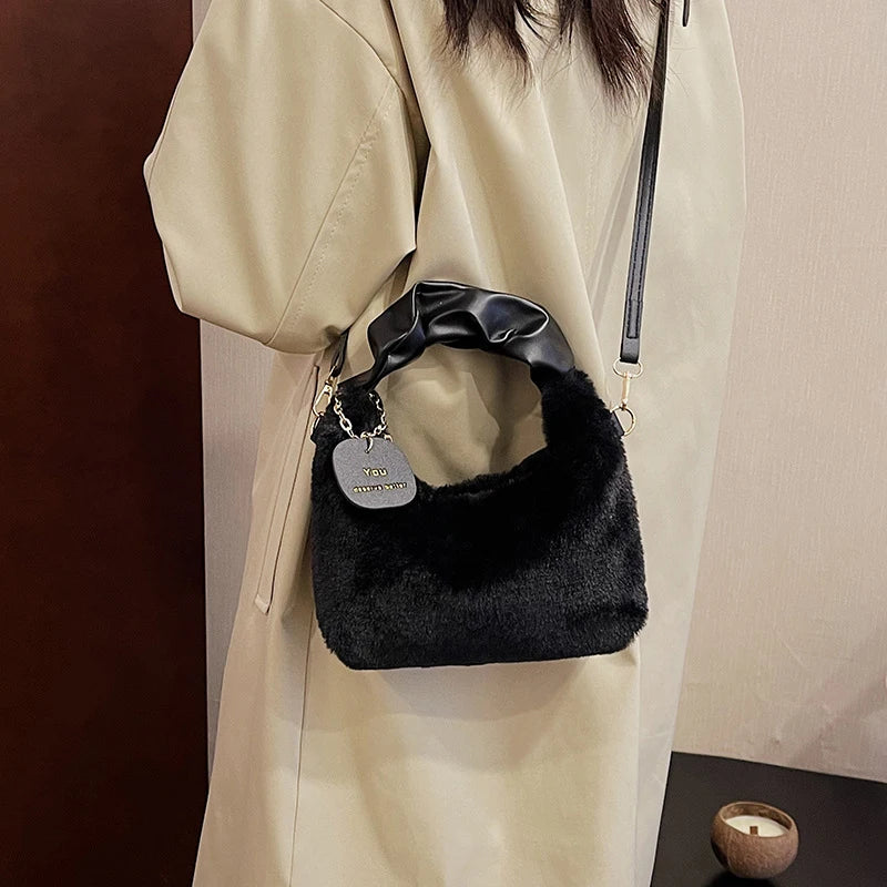 Borsa a mezzaluna in ecopelliccia donna – Hobo half-moon con manico arricciato e tracolla crossbody