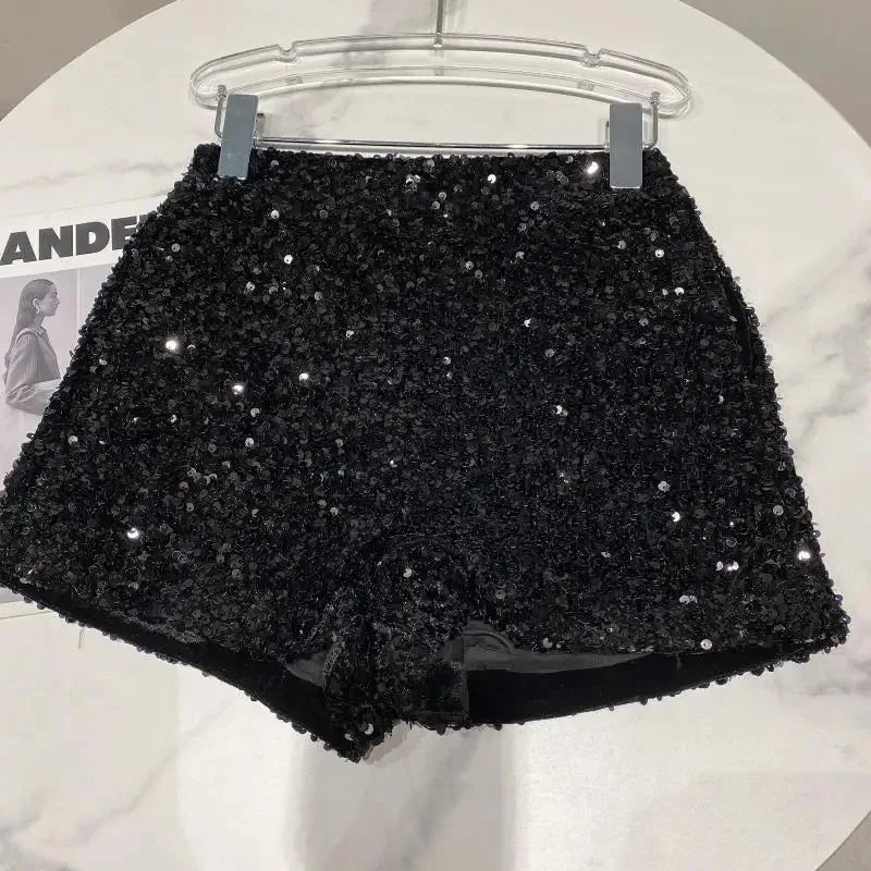 Shorts da donna “Spice Girls” con strass, zip frontale e dettagli suède – look glam estivo 2025