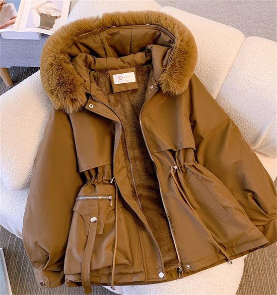 Giacca imbottita donna con cappuccio e coulisse – parka “K-style” autunno/inverno 2025, zip frontale, street casual
