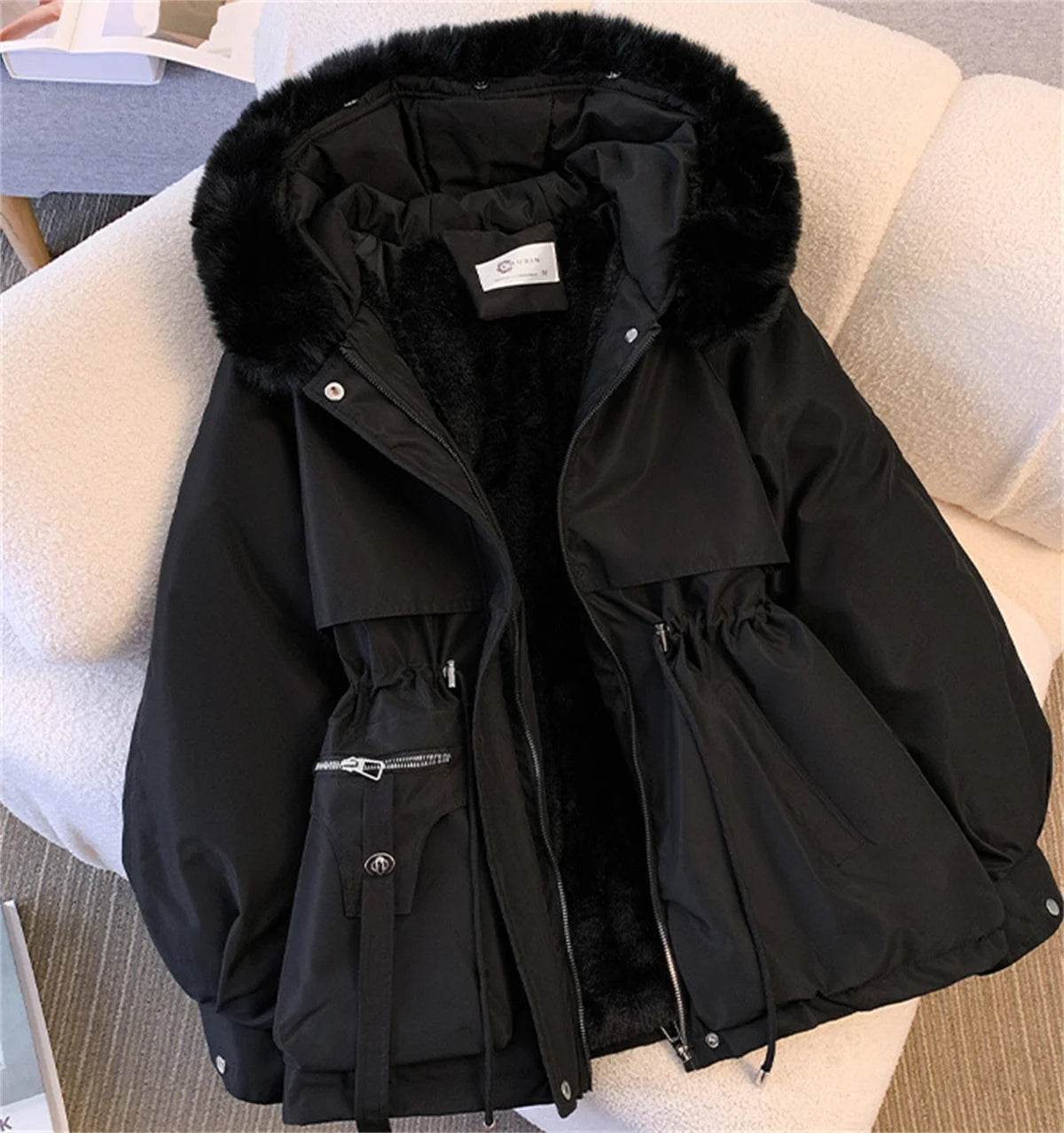 Giacca imbottita donna con cappuccio e coulisse – parka “K-style” autunno/inverno 2025, zip frontale, street casual