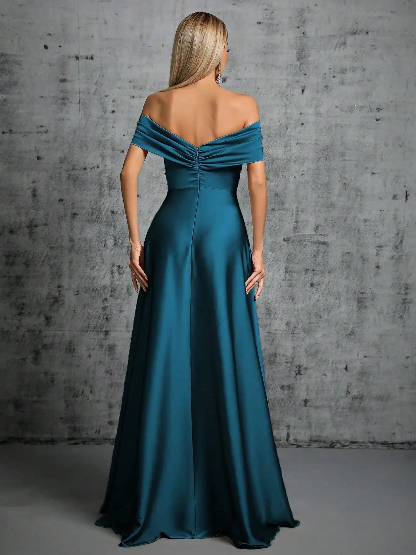 Abito Elegante Lungo in Satin con Plissé – Scollo Irregolare e Look da Cerimonia