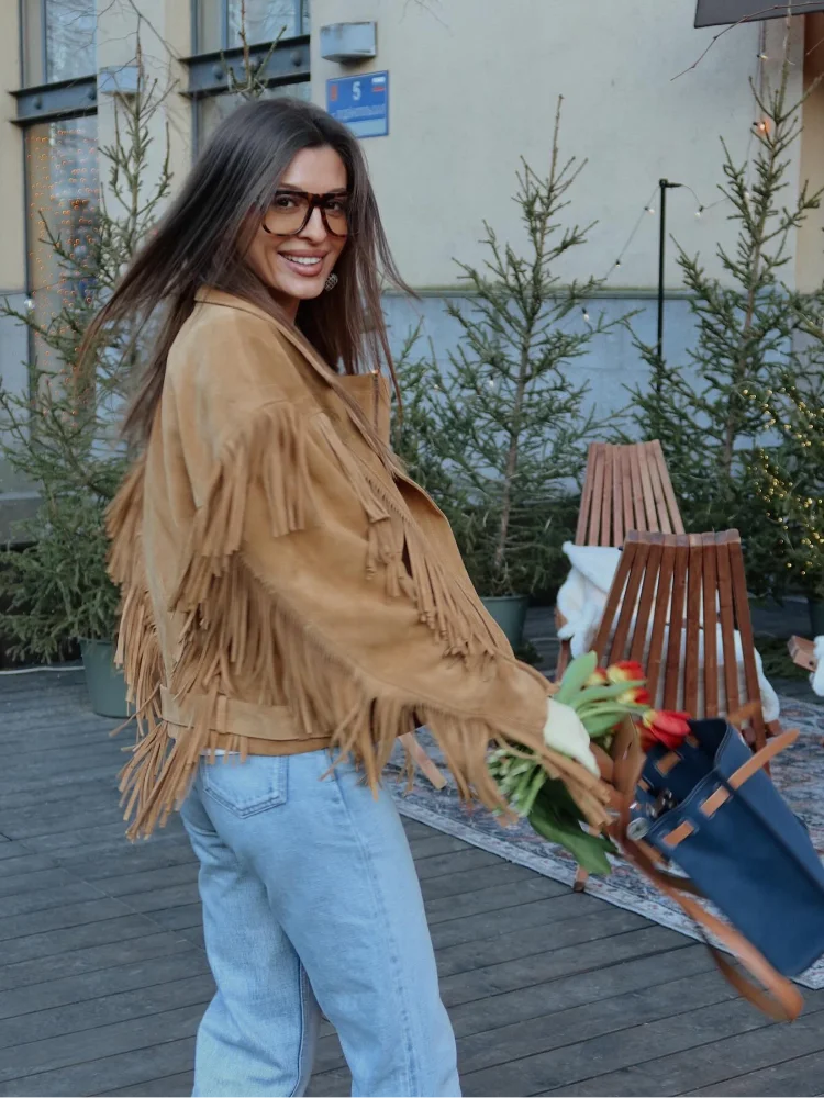 Giacca corta marrone con collo a revers e frange – stile boho retrò 2025