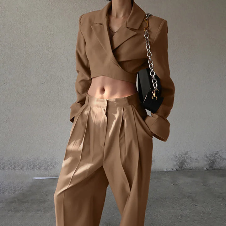 Set tailleur donna 2025: blazer cropped e pantaloni palazzo – eleganza professionale con un tocco moderno