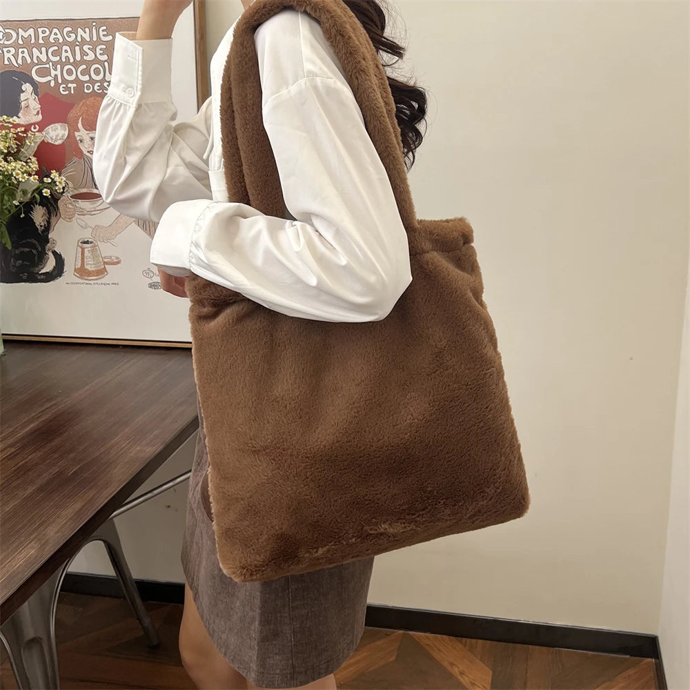 Underarm plush bag in faux fur – borsa inverno Tendenza Fuzzy Tote