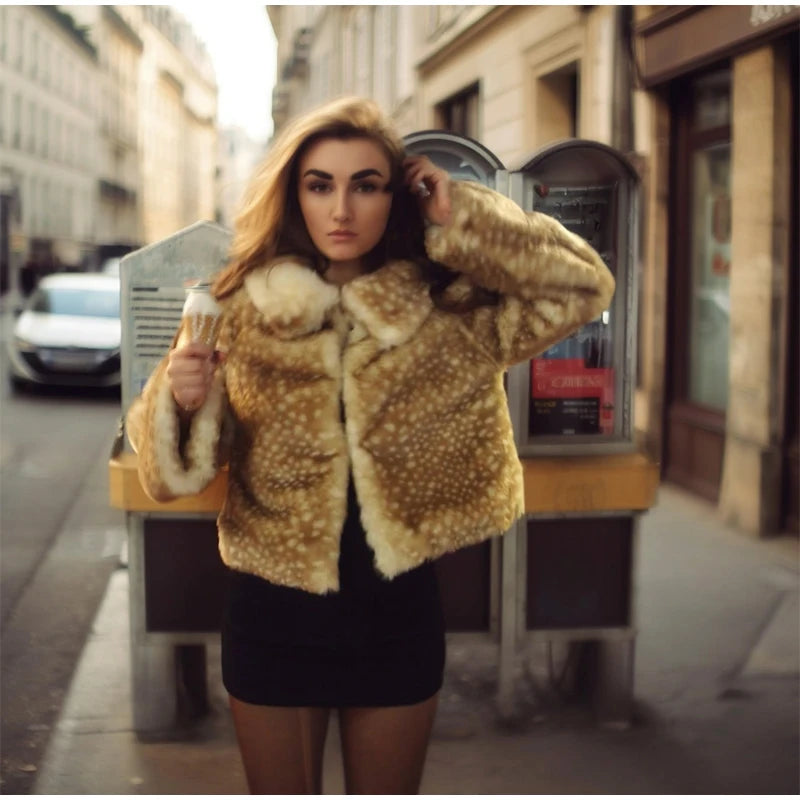 Giacca corta in pelliccia sintetica con stampa leopardata e colletto a revers – giacca donna chic per l'inverno 2025