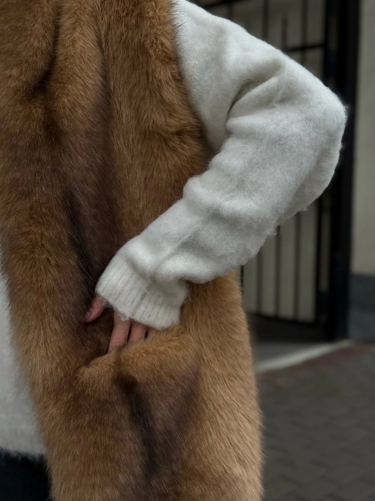 Sciarpa donna in pelliccia sintetica con tasche marrone