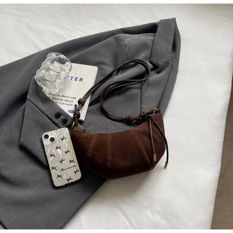 Borsetta baguette crossbody in velluto 2025 – stile western, zip e look raffinato minimal