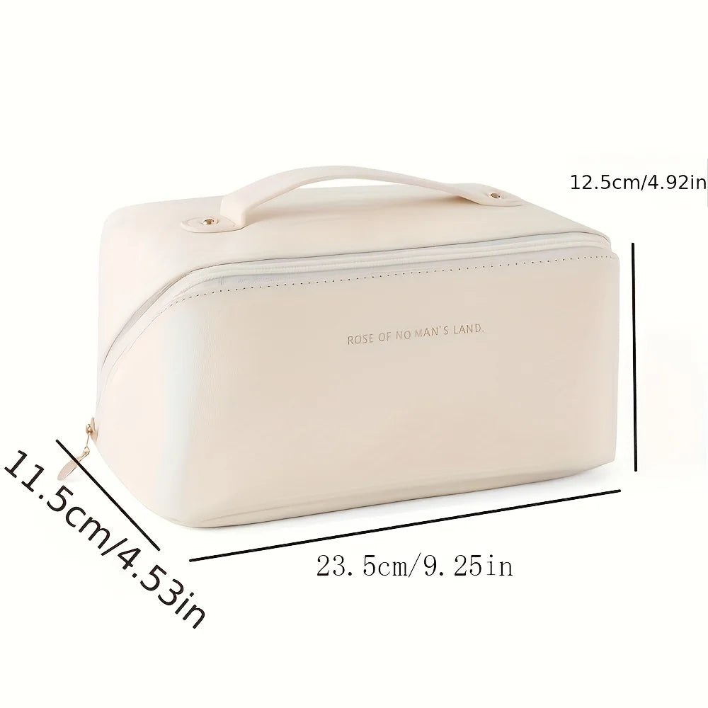 Beauty case da viaggio con apertura ampia, divisori interni ed estetica minimal elegante