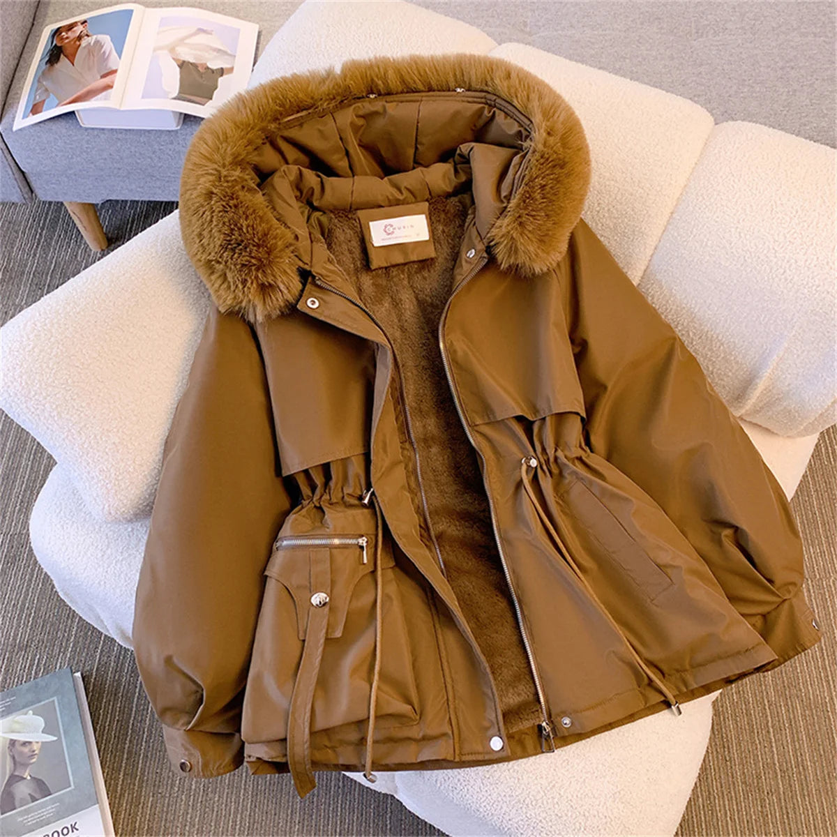 Giacca imbottita donna con cappuccio e coulisse – parka “K-style” autunno/inverno 2025, zip frontale, street casual