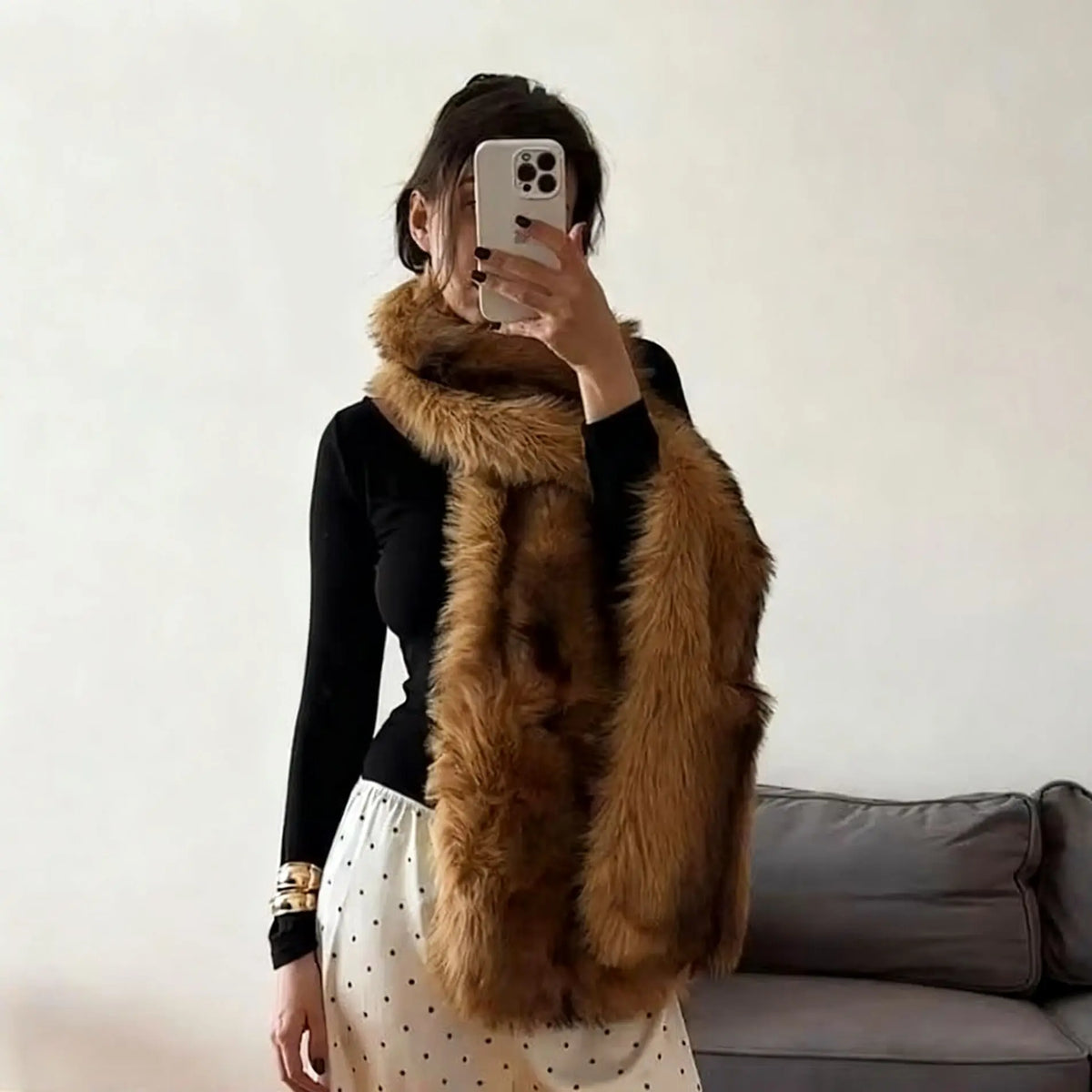 Sciarpa donna in pelliccia sintetica con tasche marrone