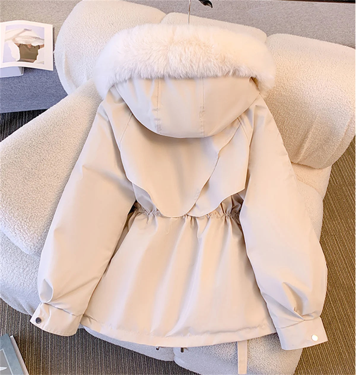 Giacca imbottita donna con cappuccio e coulisse – parka “K-style” autunno/inverno 2025, zip frontale, street casual